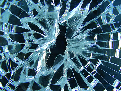 Zerbrochene Glasscheibe mit Rissen.